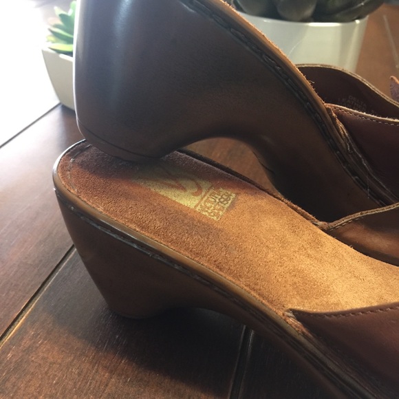 Victoria Spenser Leather Wedges w/Leather Flower - Picture 2 of 8